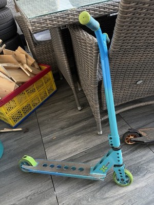 Stunt-Scooter der Marke MGP (Madd Gear Pro) VX7 in blau