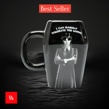 Wednesday - Tasse & Socken Set im Sarg Design
