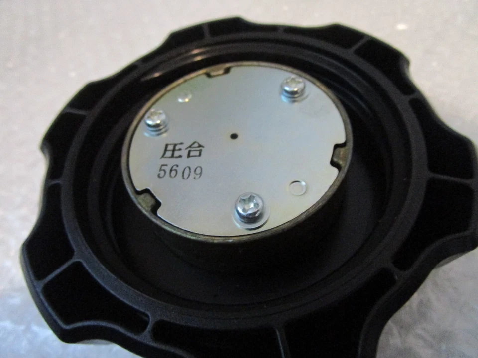 NUEVO DE STOCK Yamaha KODIAK RHINO VIKING WOLVERINE OEM TAPA DE COMBUSTIBLE PN:2P5-24610-00-00 Foto 3 de 4