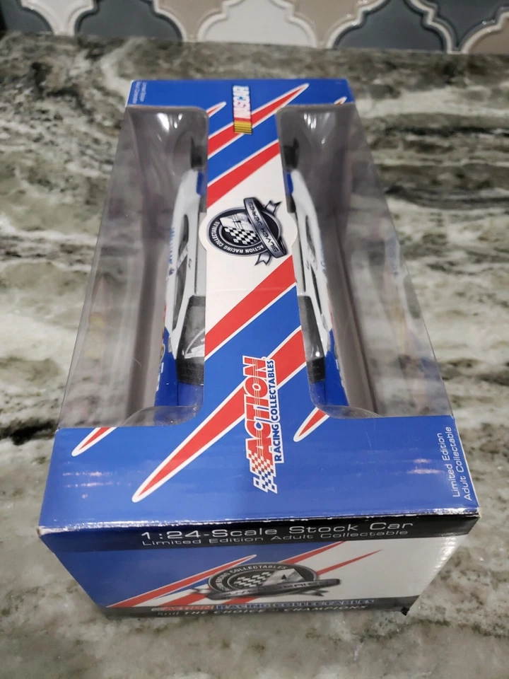 Carro Action Nascar 1:24 Greg Biffle #16 Sherwin Williams 2010 Fusion autografado - Imagem 3 de 4