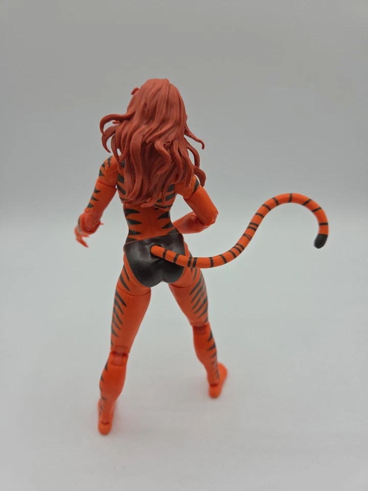 Figura Marvel Legends Tigra West Coast Avengers de paquete de 5 completo usado en excelente estado  Foto 4 de 4