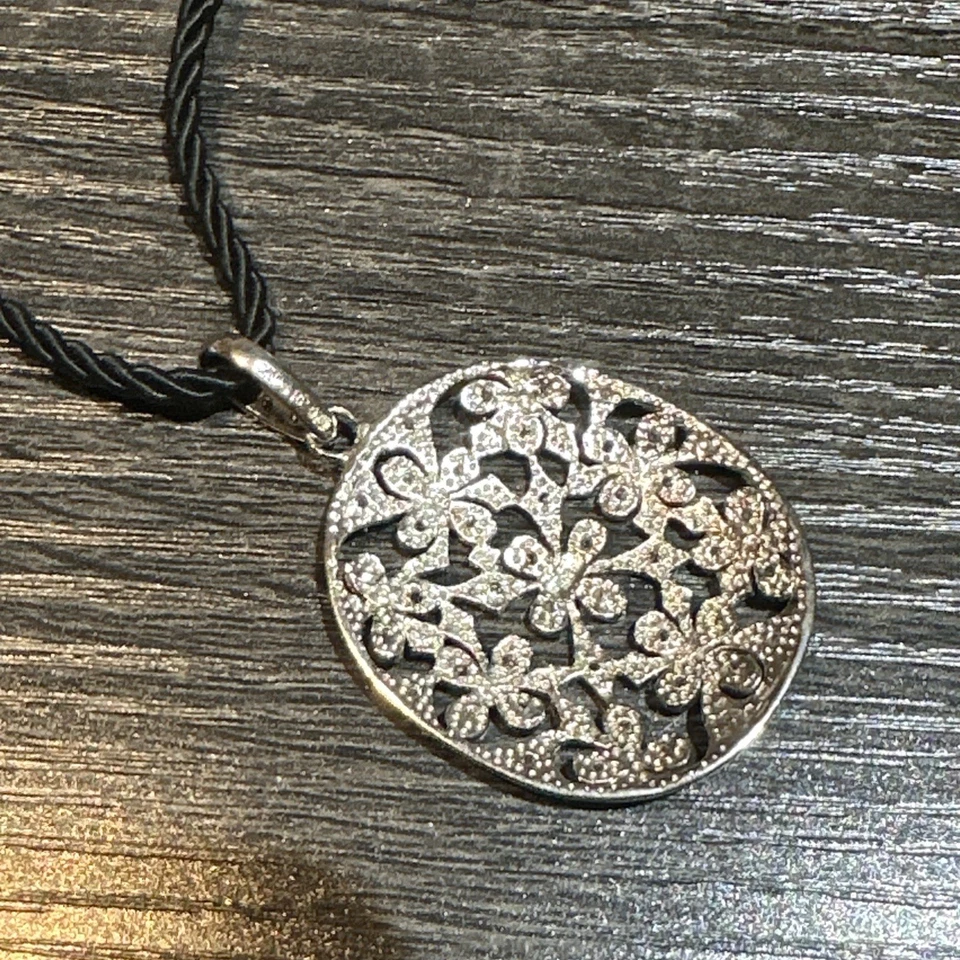  Collar de cadena con colgante de circonita cúbica flor pavé de plata de ley 925  Foto 2 de 4