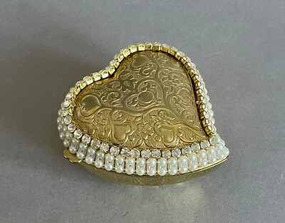 Herzförmiger Genuss mit Deckel - eine einzigartige Mischung aus Eleganz und Charme