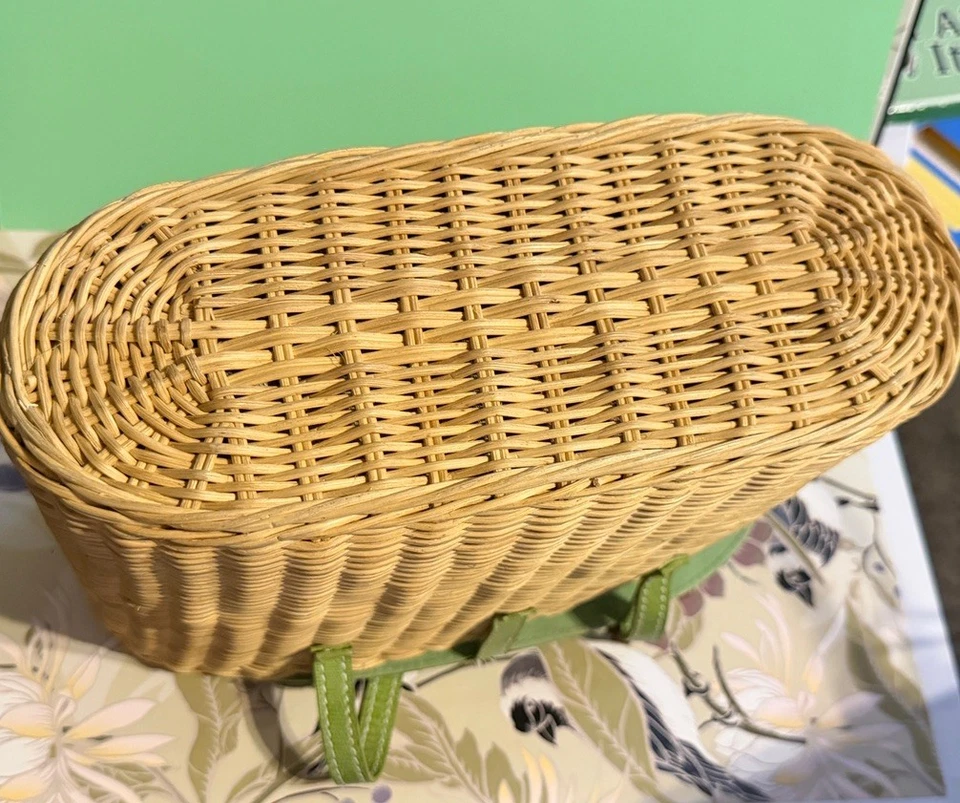 Cartera canasta de mimbre/ratán Bath & Body Works de colección con mango y tapa de PVC verde 8"x11" Foto 4 de 4