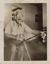 1975 Press Photo An old man holds a musical saw at his home - lra00208