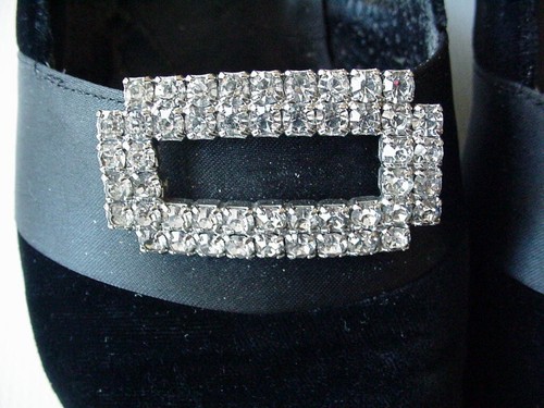 A PAIR OF VINTAGE 1930s CLEAR RHINESTONE & SILVER TONE SHOE BUCKLES OR CLIPS - Picture 2 of 5