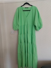 NEW. BRIGHT GREEN MAXI DRESS.SPRING / SUMMER. SIZE S. ZARA.TIERED. NEW.