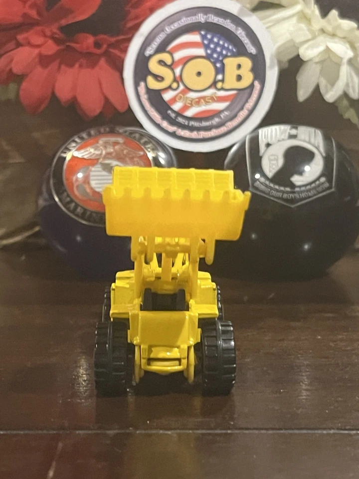 Hot Wheels 1979 колесный погрузчик желтый кот б/у в отличном состоянии конструкция фронтального погрузчика - Изображение 3 из 4