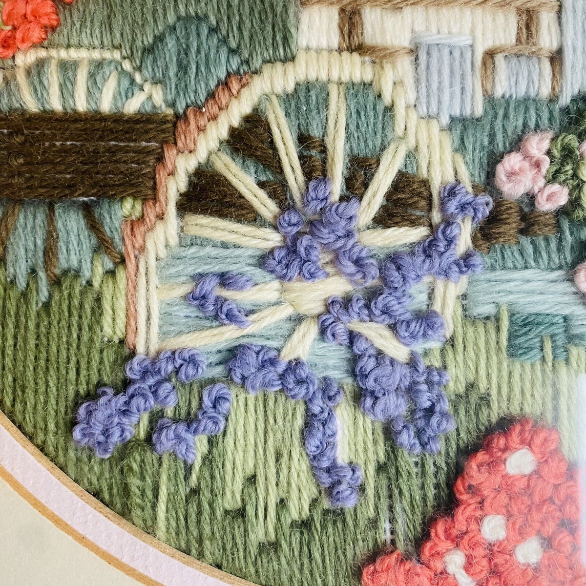Broderie Crewel Ancienne – Chalet De Campagne – Motif Cottage-core Fait Main – Pastel