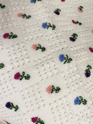 Schöne gehäkelte gestrickte weiße Babydecke Überwurf mit Stickerei Neu