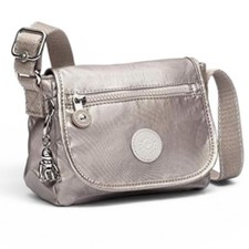 Bolso Bandolera Kipling Sabian Mini Metálico Resplandor Solapa + Llavero Mono Plateado