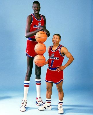 MANUTE BOL MUGGSY BOGUES 8X10 PHOTO WASHINGTON BULLETS