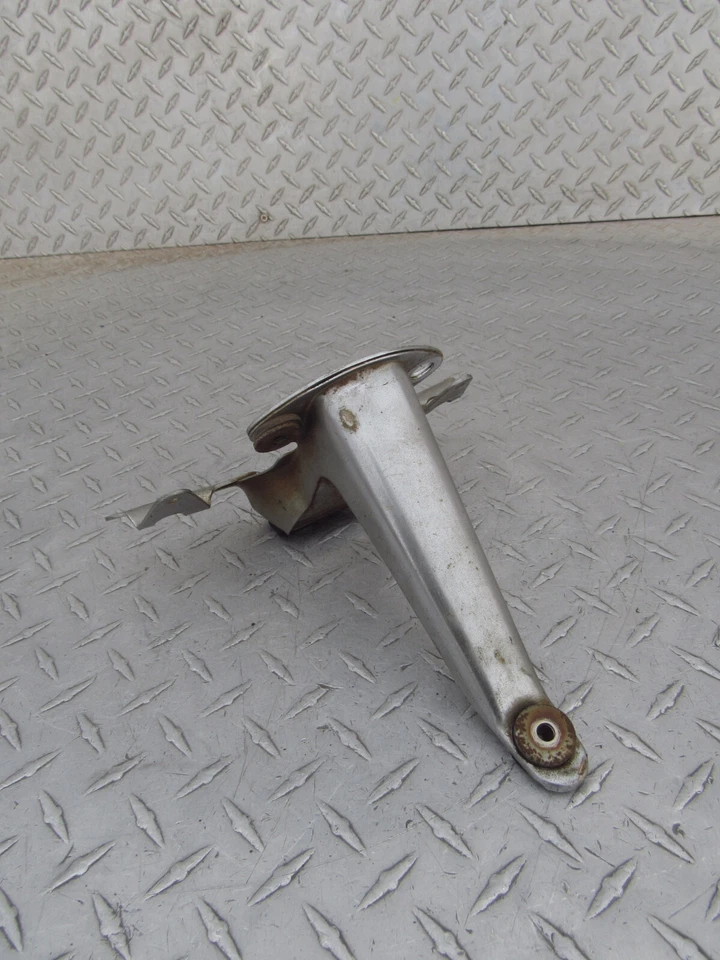 75 YAMAHA XS650B XS 650 1975 SOPORTE DE MONTAJE DE LUZ TRASERA Foto 4 de 4