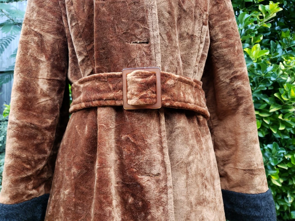 Chaqueta Abrigo De Colección Años 60 Cobre Dorado Terciopelo Alfombra Negra Imitación Piel Princesa Cinturón Foto 4 de 4