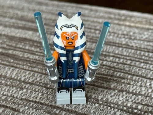 Lego Star Wars Ashoka Tano (Clone Wars) Minifigure w/lightsabers. 75283 sw1096
