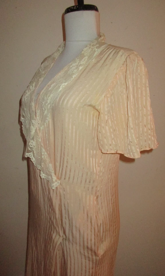 Bata envuelta vintage de seda y encaje melocotón de los años 30 Foto 4 de 4