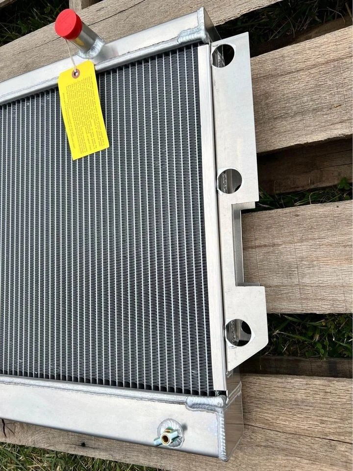 Radiador serie Aluminator Be Cool 10242 para Jeep Wrangler 87-06 con transmisión manual Foto 3 de 4