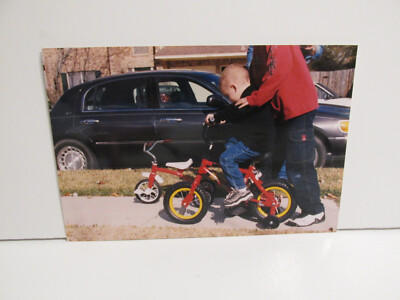 VINTAGE FOUND PHOTOGRAPH COLOR ORIGINAL PHOTO BROTHER HELPS LIL BRO TRAININ BIKE