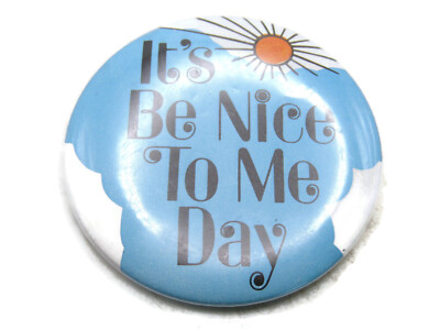 Vintage ''It's Be Nice To Me Day'' Pinback Button 70s Hippie Slogan Daisy Sun
