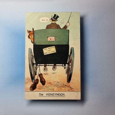 Antike Comic Postkarte 1908 Die Flitterwochen Pferdekutsche zwei Herzen Chromo Litho