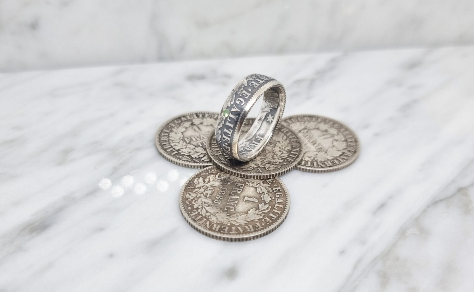 Bague pièce de monnaie 1 Franc Cérès argent et tsavorite pour sublimer votre style au quotidien