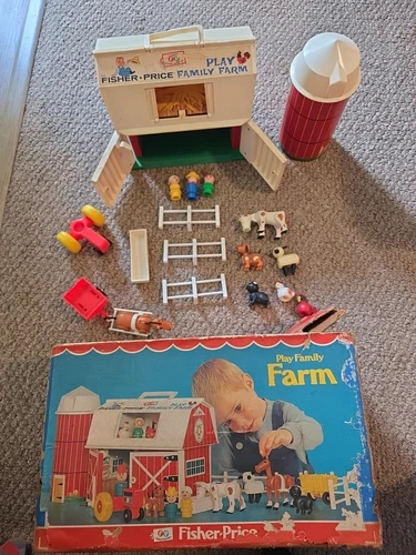 Vintage Fisher Price Little People 915 Family Play Farm - With accessories
