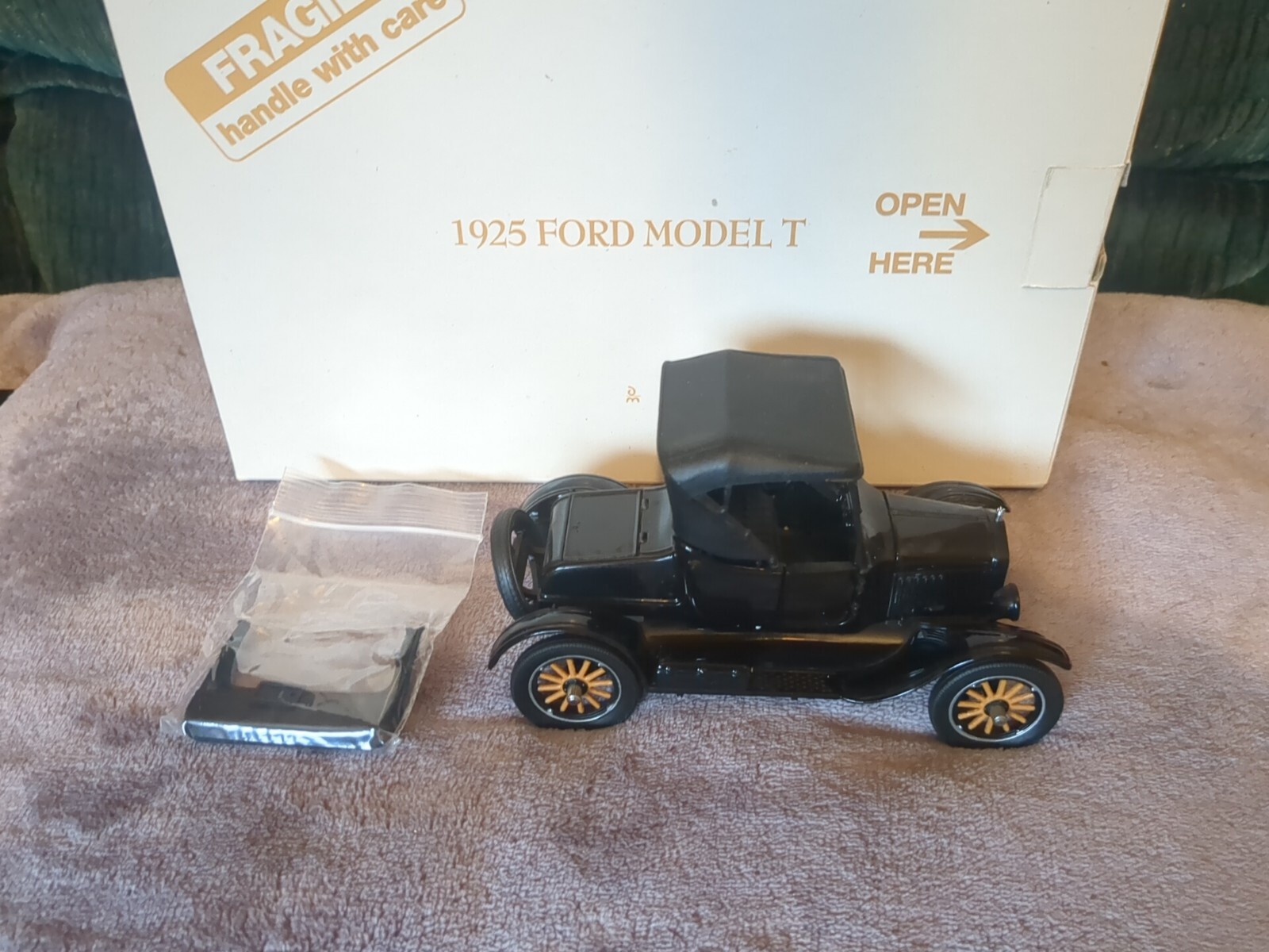 Danbury Mint 1925 Ford Model T Roadster 1:24 Scale Diecast Model Car