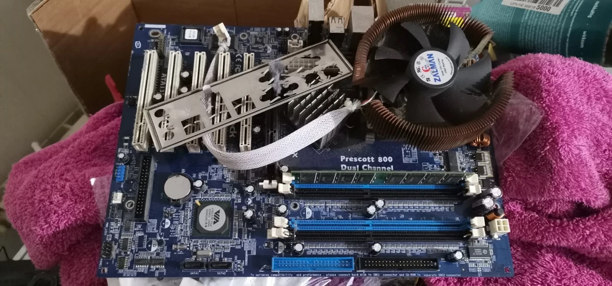 Lot Carte Mère Asrock P4V88 + CPU Intel Celeron 2.8GHz + 2Go DDR1, Occasion