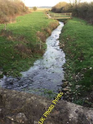 Foto 6x4 Bach bei Llandow Llandow\/Llandw Bach fließt durch Felder c2015