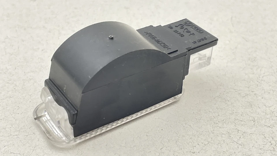 Luz interior AUDI VW 2009-2024 OEM #4B0947415A Foto 2 de 3