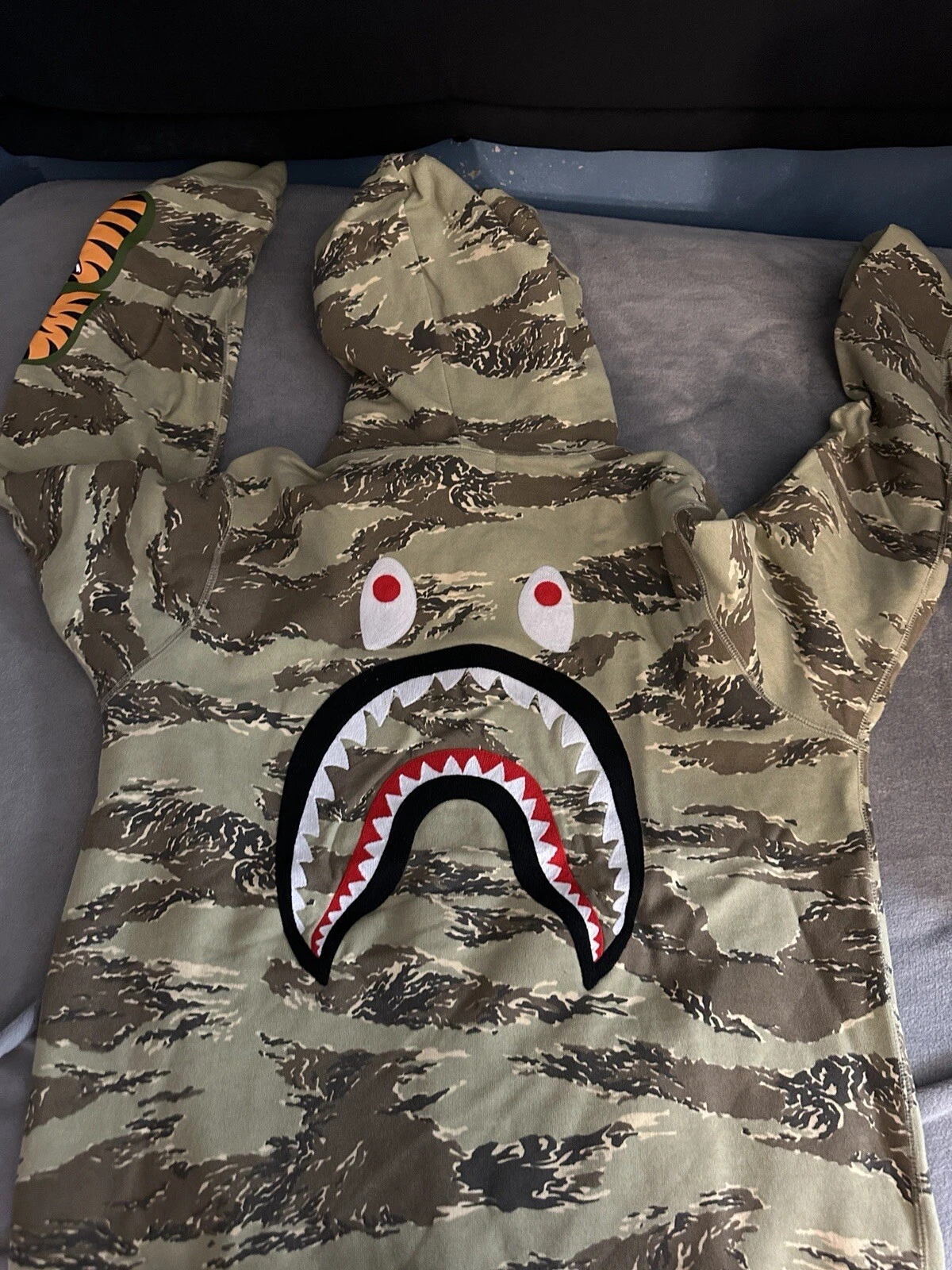 A BATHING APE (BAPE) Felpa con cappuccio squalo Bape mimetica deserto grande