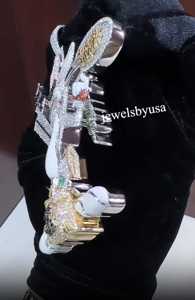 Colgante de plata 925 con diamantes creados en laboratorio de esmalte de dibujos animados de personajes de 3" para hombre Foto 3 de 4