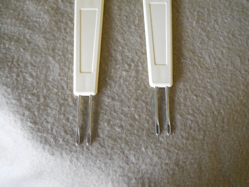 TWO BOND CLASSIC KNITTING MACHINE TRANSFER TOOLS TWO AND THREE PRONG ENDS - Picture 3 of 4