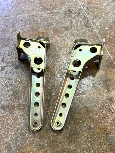 BRACKET, PILLION RH