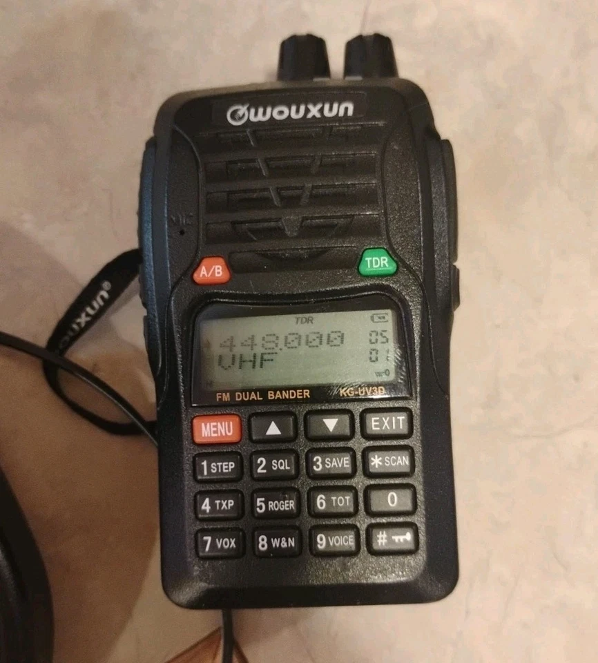 (2) x Wouxun FM Doble Banda KG-UV3D Con Cargador Y Batería Foto 4 de 4