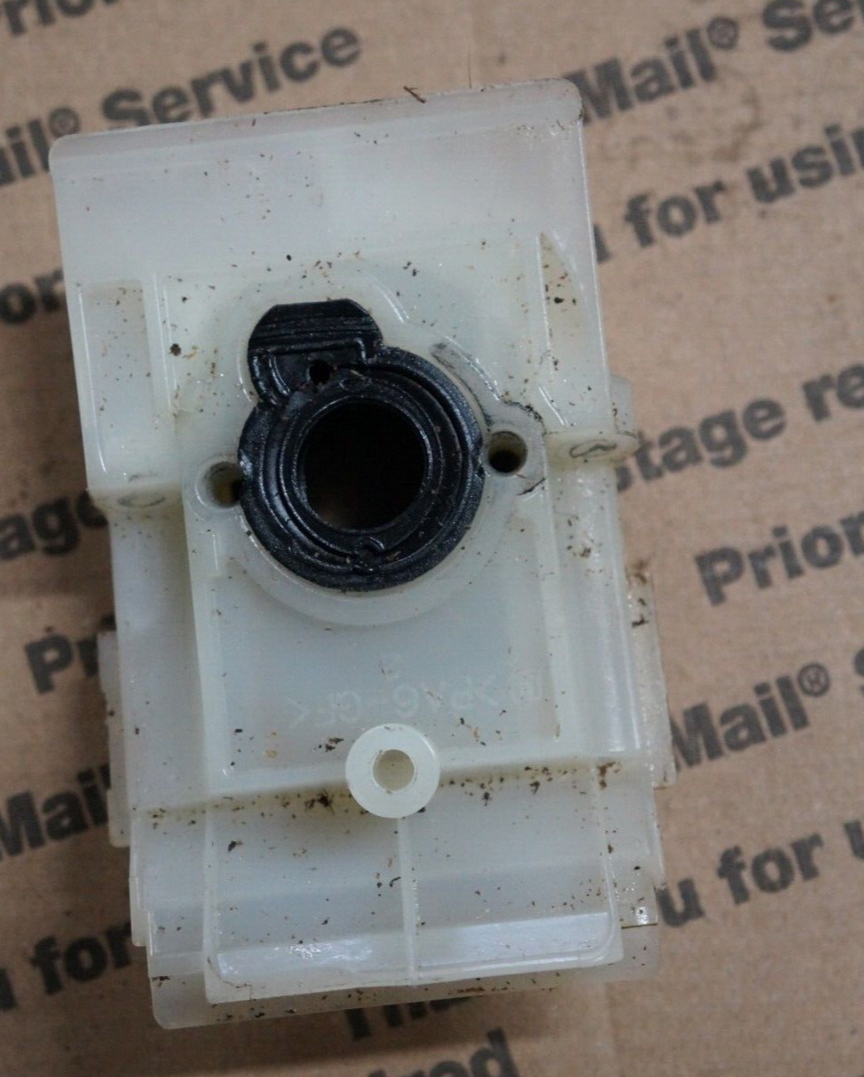 Coperchio Olio Motosega Con Supporto - Compatibile Con E*cho CS-271T, CS-310, CS-330T, Codice P021005581