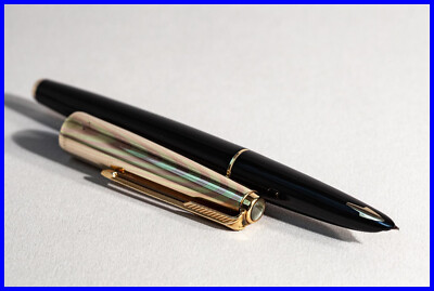 1960s Parker P 61 Füller in schwarz & regenbogen gold mit EF 585 gold Feder