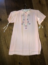 Antikes Kinderkleid, Seidencrepp, rosa, Blumenstickerei, Handarbeit 1920-1940