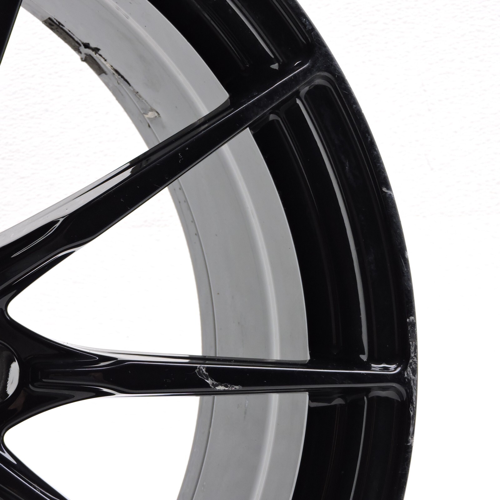 19-21 Mclaren 600LT 19 19x8 Rim Front Ultra Lightweight Wheel ET32.75 Bad -2424B