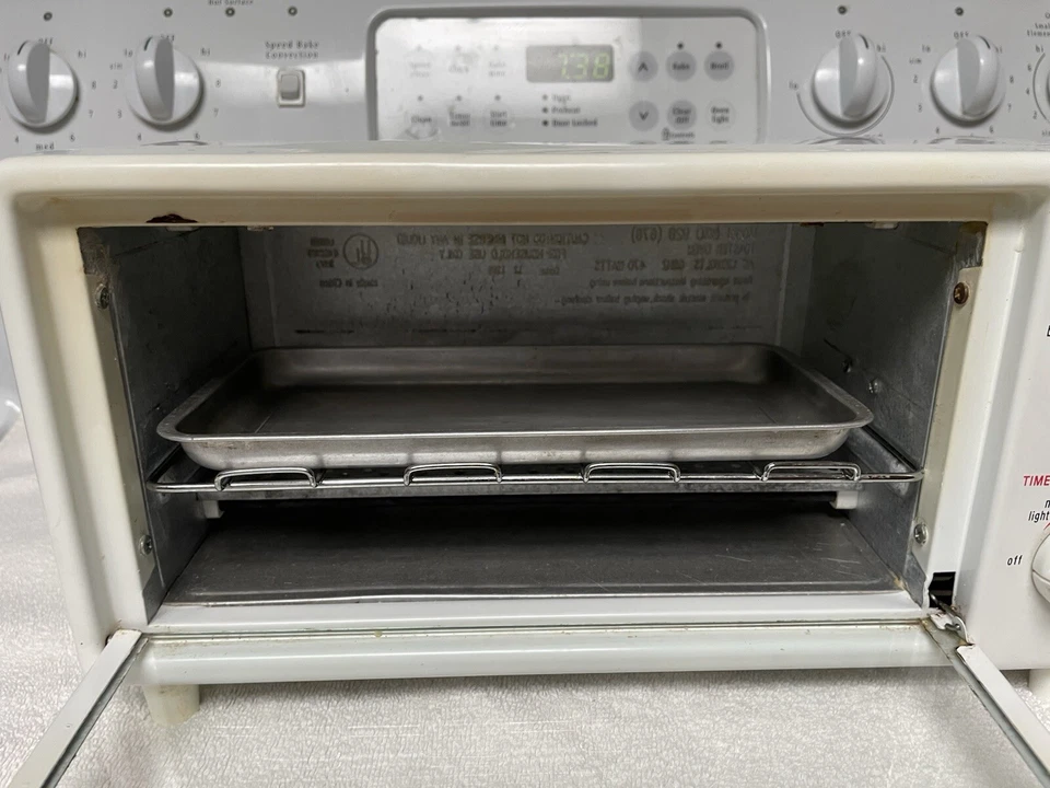 Magic Chef Mini Toaster Oven & Broiler Model 678 White with Rack and tray - Image 3 of 4