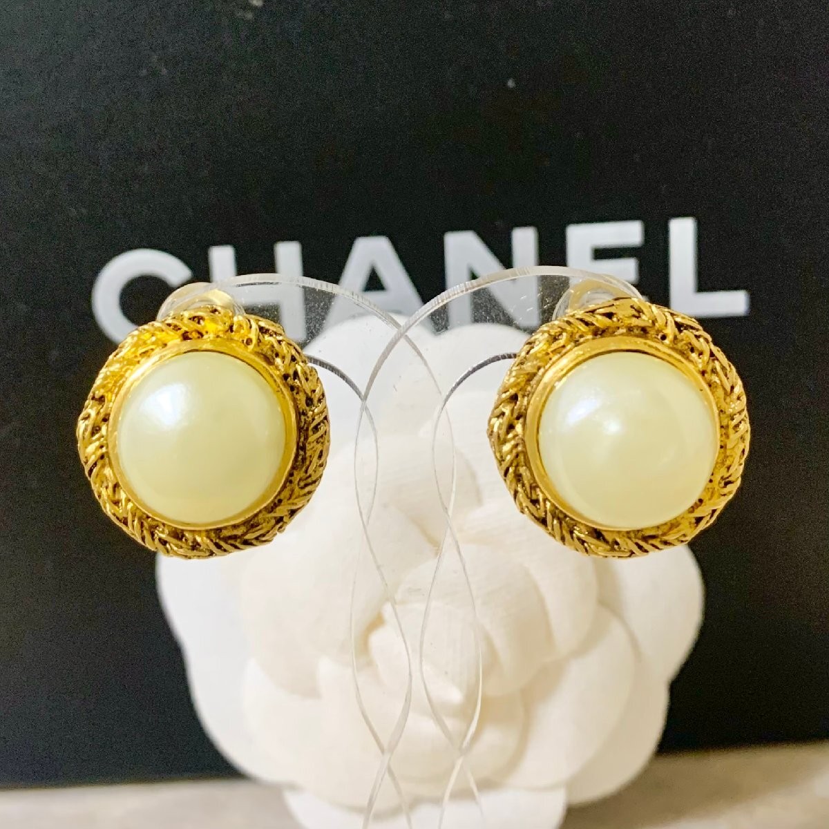 CHANEL earrings cuff pearl gold color chain CC brand logo round shape  vintage