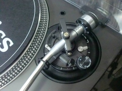 Technics SL-1200MK5 Direct Drive Turntable Shure M44G New Stylus