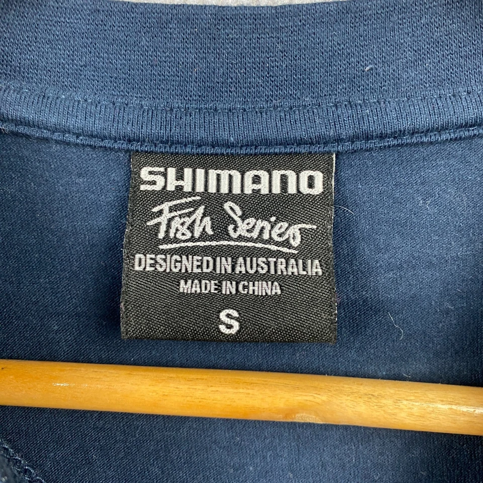 Camiseta Shimano Para Hombre Pequeña Azul Marino Serie Peces Estampado Gráfico Logo Camiseta Foto 2 de 4
