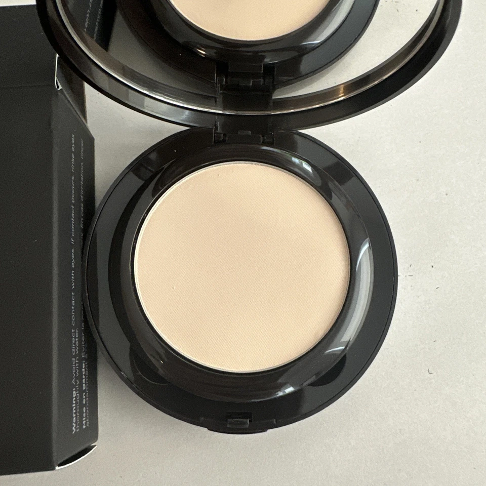 Laura Mercier Smooth Finish Foundation Powder 1N2 #02 9.2 g - Image 2 of 3