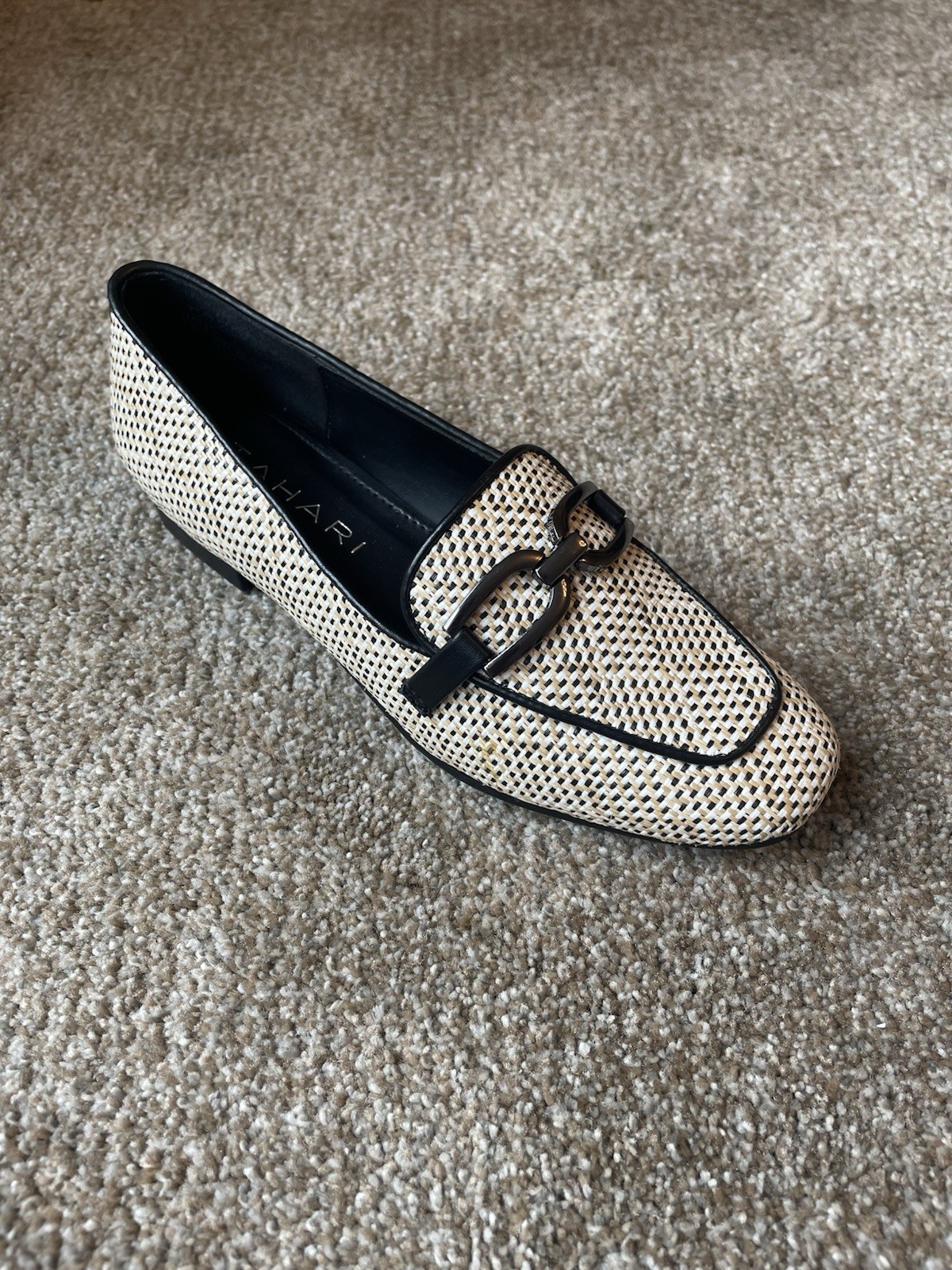 TAHARI Women’s Cream Woven Loafer With Black Trim & Chain Accent Size 6M NWOB