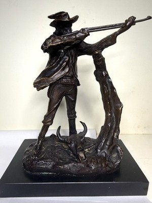  BEAUTIFUL BRONZE SCULPTURE STATUE OF COWBOY RIFLEMAN SIGNED ''C.RUSSELL''
