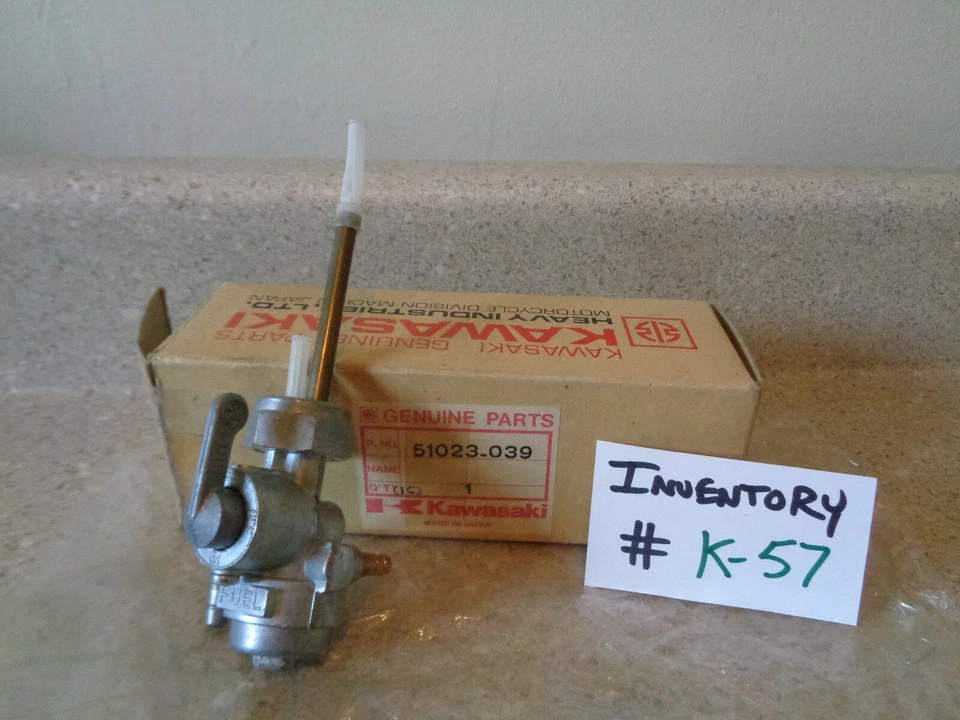 VÁLVULA DE LLAVE DE COMBUSTIBLE # 51023-039 Kawasaki S2 S1 S3 KH400 KH250 1972-1978 de colección como nueva Foto 2 de 4