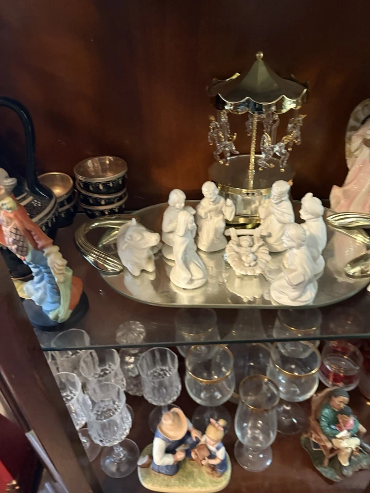 Antiguo gabinete de arce de la Selva Negra con todas las estatuillas naturales de Europa Foto 2 de 4