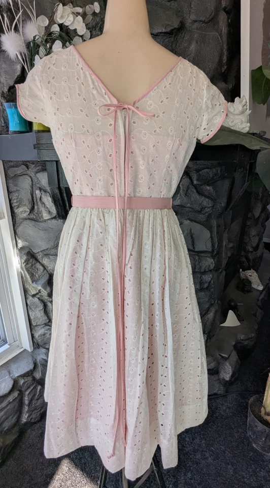 Vestido De Colección Debby Ross Of California Blanco Ojales Té Rosa Talla Pequeña Años 60 Foto 3 de 4