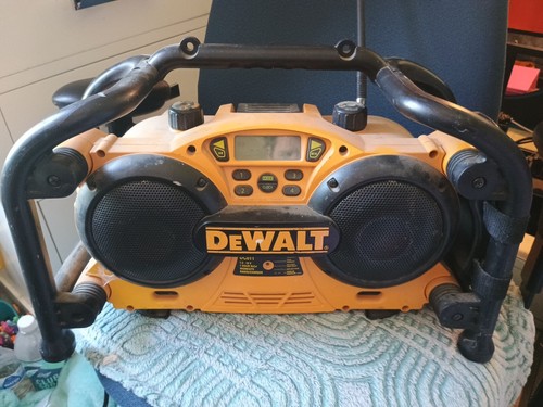 DEWALT WORKSITE CLOCK RADIO/CHARGER AUX PORT MP3PLAYER #DC011TESTED READ DESCRIP